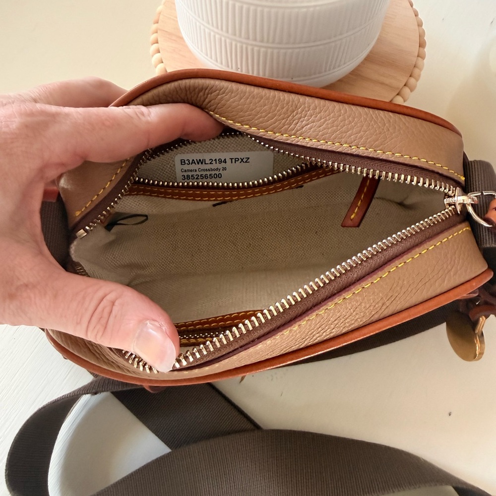 Dooney & Bourke camera Bag - Picture 4 of 5